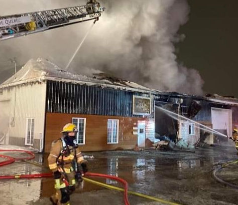 Québec: Incendie majeur à l'usine de Saute-Mouton dans Charlesbourg