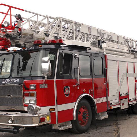 Un incendie considérable a éclaté à Montréal, ce qui a entraîné le déclenchement de la 5e alarme 