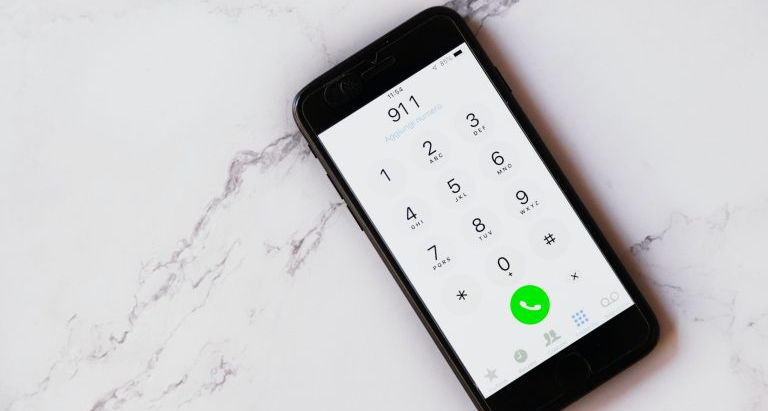 Composer le 911 ou le 4141 ?