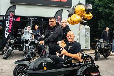 Leon, Lisa & Mike plus dog in the supergood sidecar