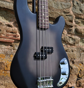 Manton Customs Paradigm Blackburst P Bass Medium Scale (2).JPG
