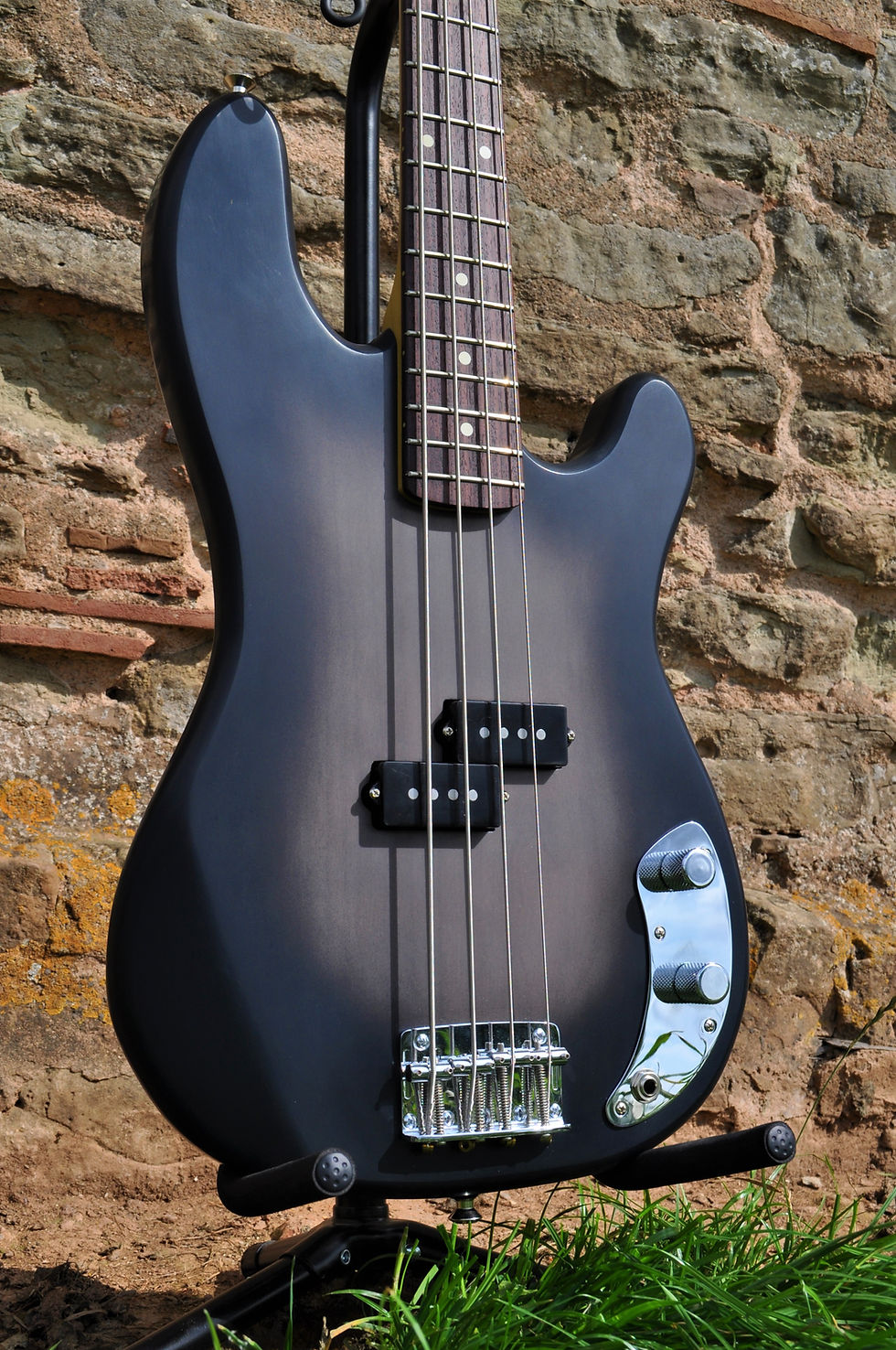 Manton Customs Paradigm Blackburst P Bass Medium Scale (2).JPG