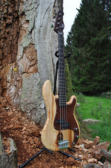 Manton Customs Paradigm Medium Scale Super Light P bass (11).JPG