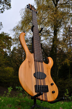 Manton Customs Ascendant Yew 6 String Bass (3).jpeg