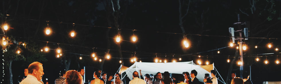 自然の中に空間を立ち上げるアウトドアウェディングの風景。フェスや数千人規模の現場で培った空間構築力を活かしたGypsy Weddingの結婚式。