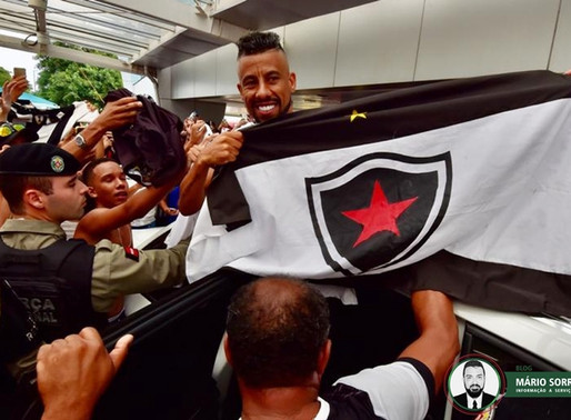 Torcedores do Botafogo-PB lotam aeroporto para a chegada do lateral Léo Moura
