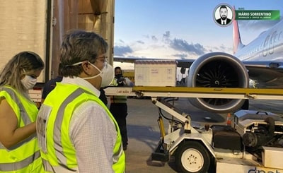 João Azevêdo acompanha chegada à Paraíba de 180.750 doses de vacinas contra a Covid-19