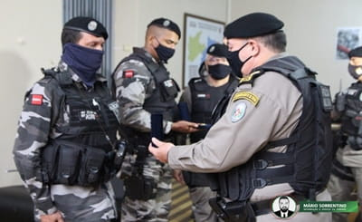 Policiais militares que socorreram mulher em trabalho de parto são condecorados com medalhas