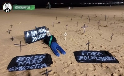 Em protesto contra Bolsonaro, manifestantes espalham cruzes em praia de João Pessoa