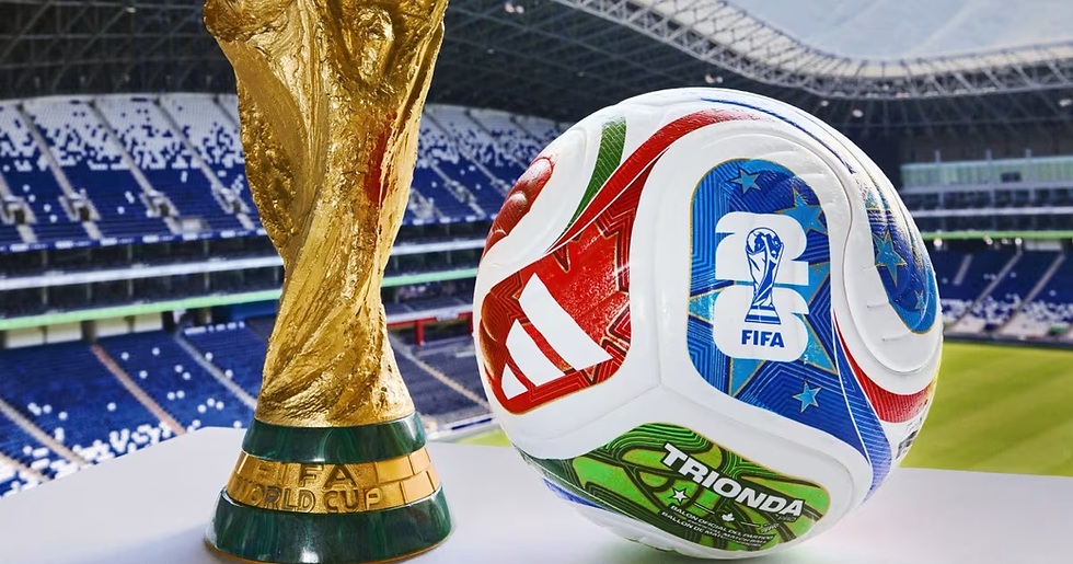 Imagen: Trofeo de la copa del mundo y balón oficial trionda (2026) FIFA.