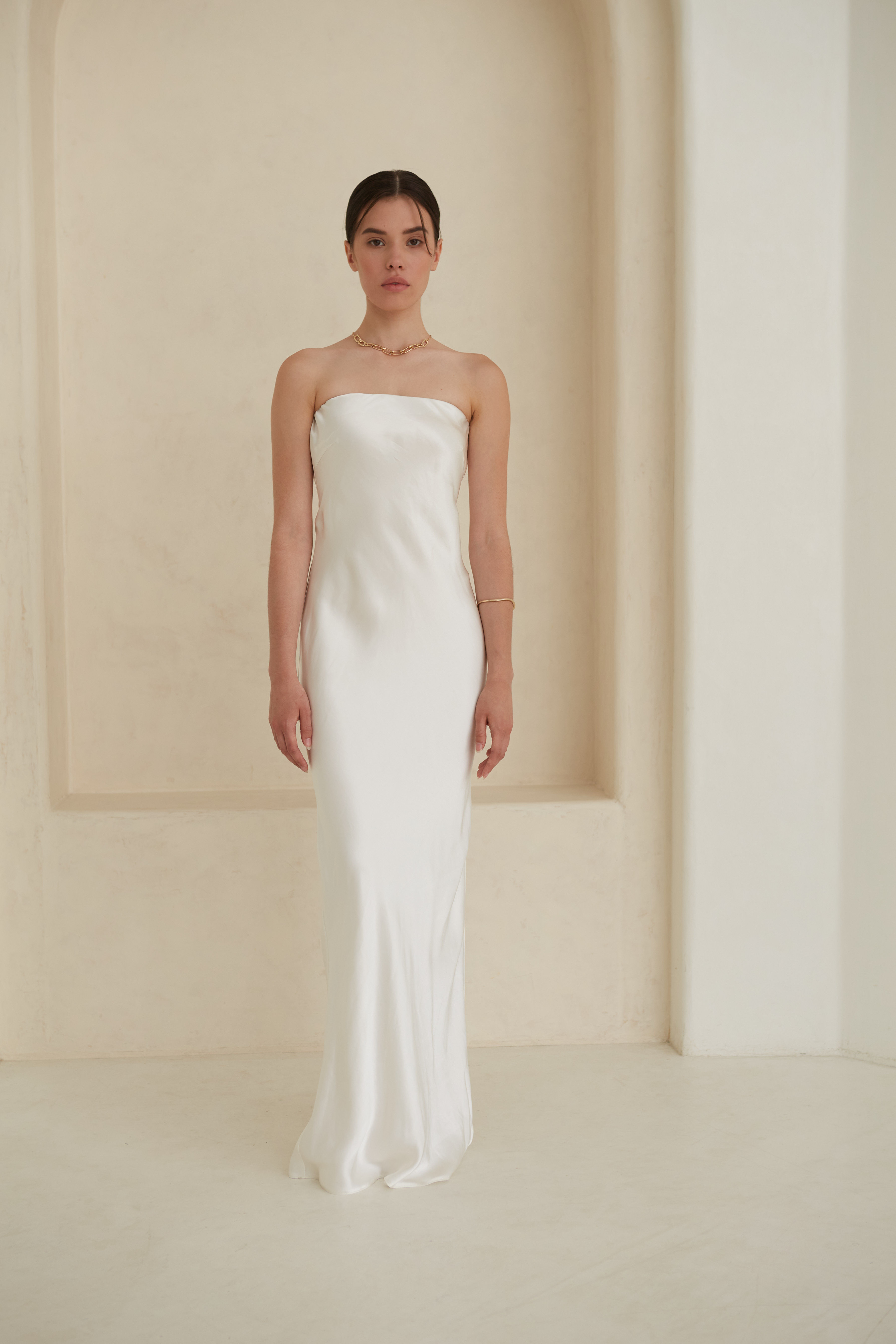 Платье с открытыми плечами