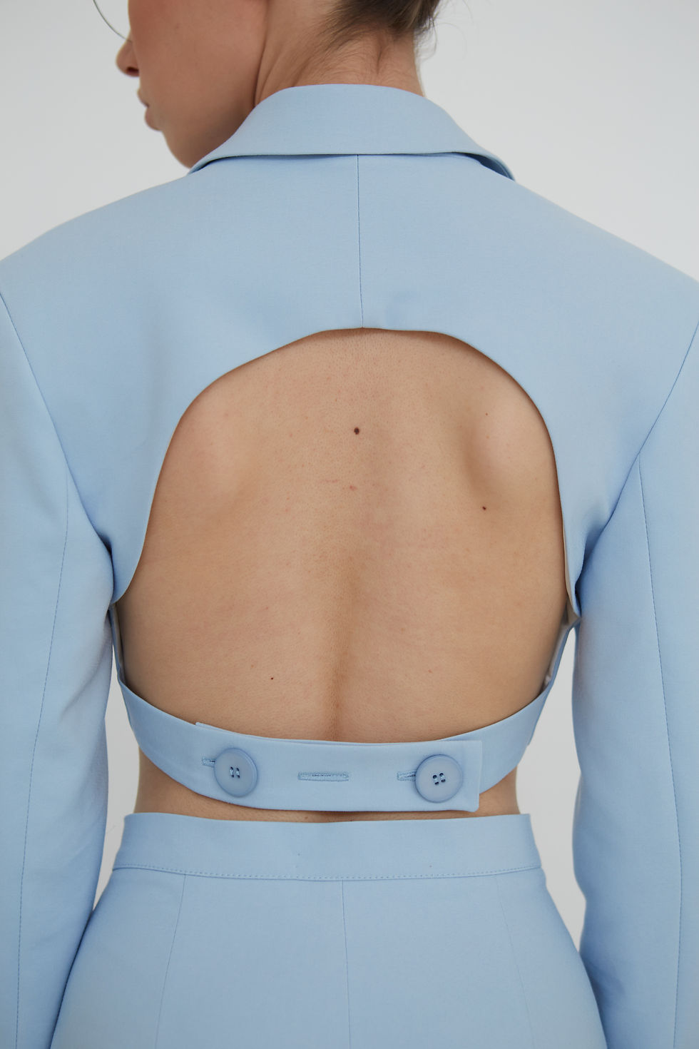 Миниатюра: Укороченный жакет с открытой спиной