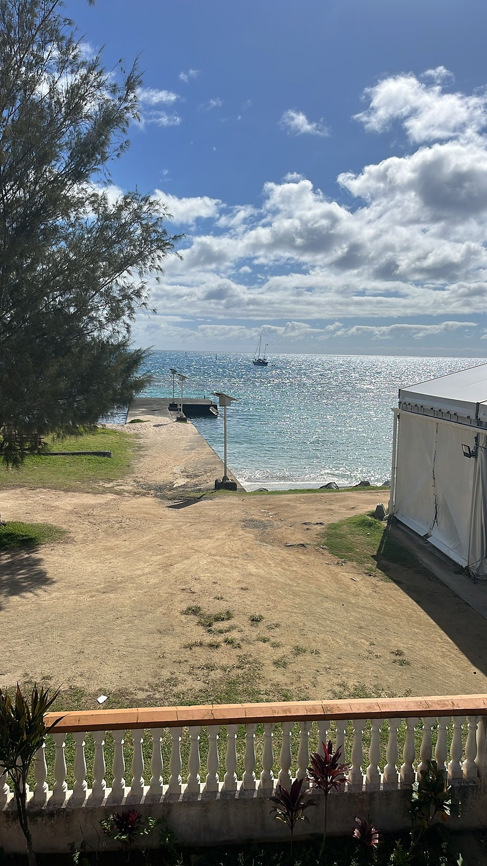 Her ligger saga trygt og godt for anker ved Mataura på Tubuai. Ø-eventyrene begynder!