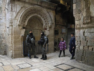 HAI CẢNH SÁT BỊ THƯƠNG TRONG VỤ TẤN CÔNG BẰNG DAO BỞI KẺ KHỦNG BỐ HÔM NAY.