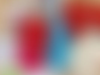 Photo d'une pile de livres engagés. Les couvertures mêlent dessins satiriques, portraits et photos historiques.