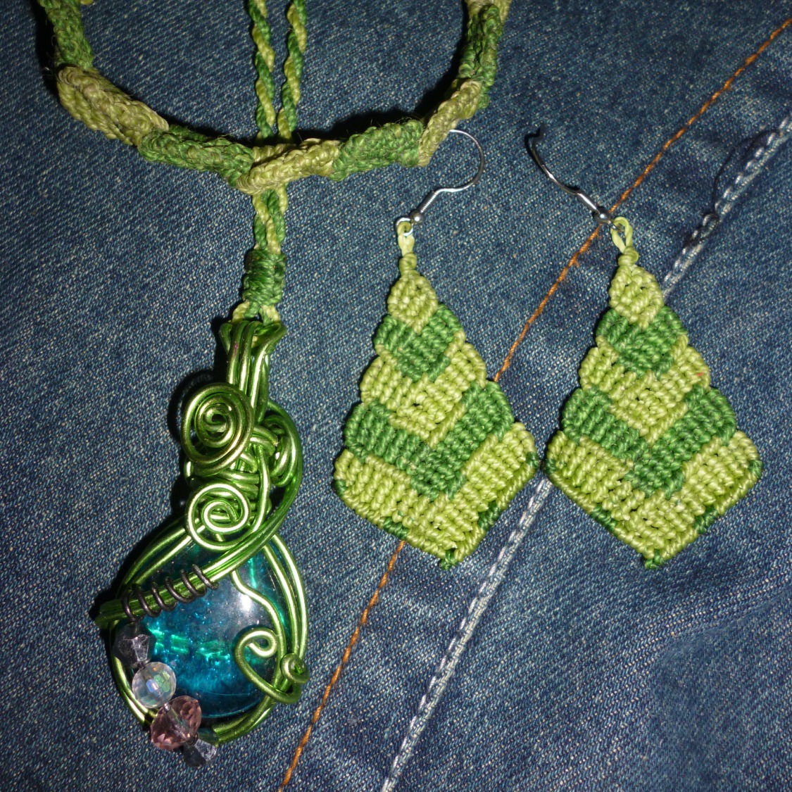 Collar Verde con Aretes y Pulsera de Hojas