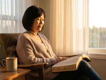 Mulher lendo a Bíblia ao amanhecer simbolizando o amadurecimento da fé e crescimento espiritual.