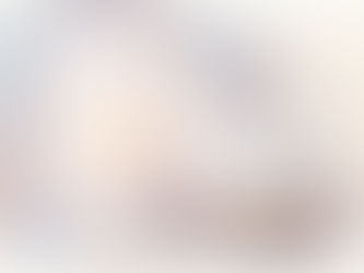 Ilustração em aquarela de ambiente com luz suave e Bíblia aberta representando maturidade na fé e reflexão espiritual.