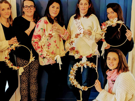 Atelier floral DIY : une couronne murale de fleurs séchées