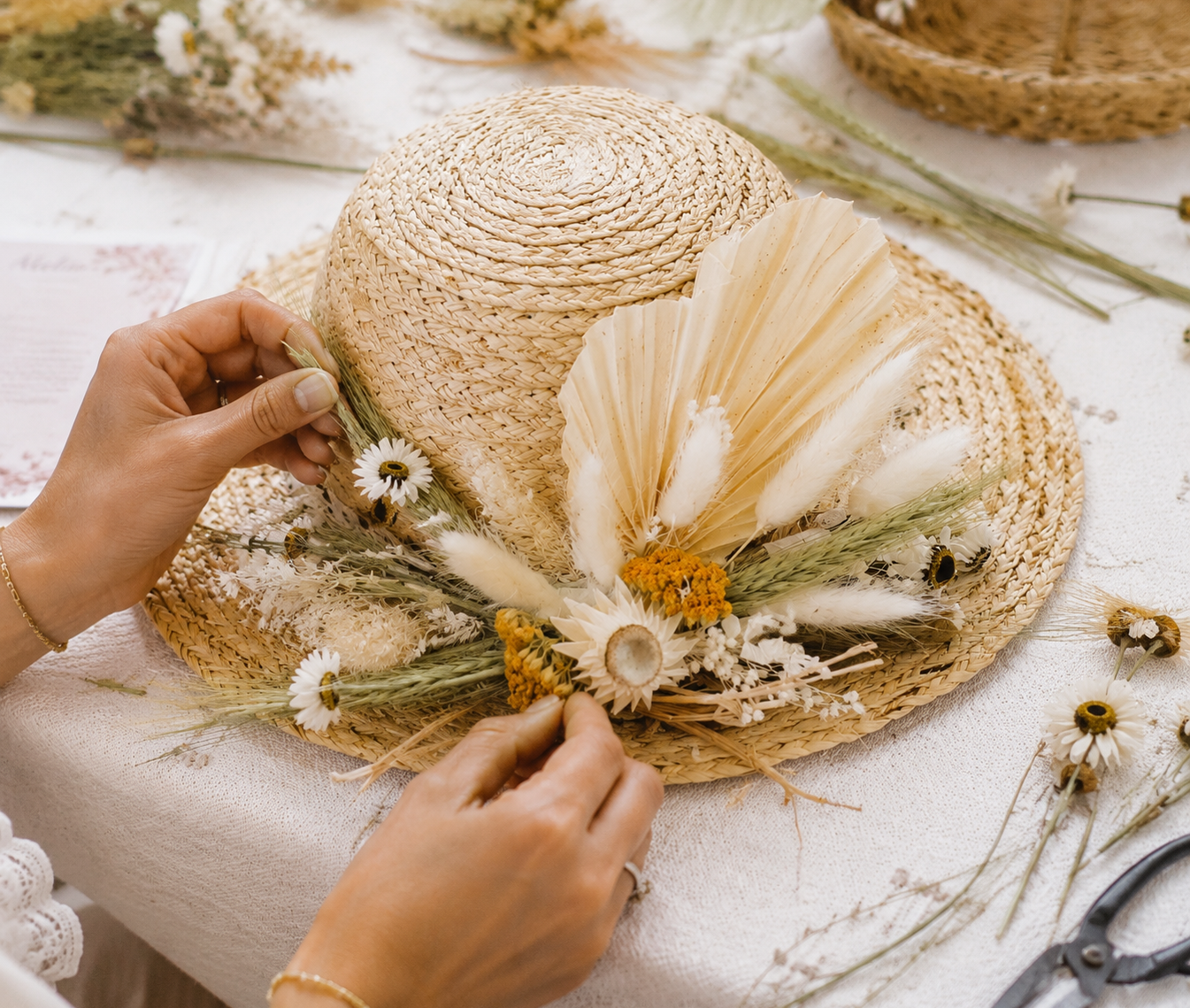 Atelier floral chapeau de paille fleuri EVJF