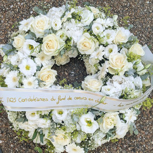Couronne funéraire blanche avec ruban: "A nos Condoléances"