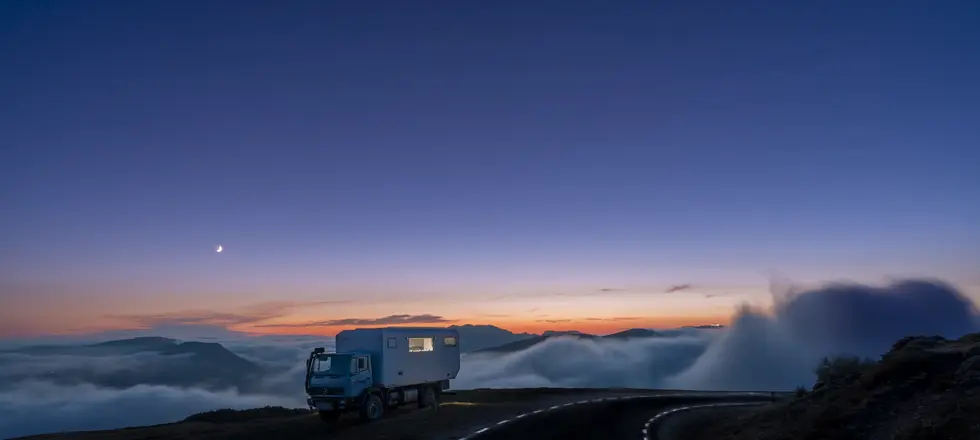 Mercedes Benz NG 4x4 Expeditionsmobil. sonnenuntergang