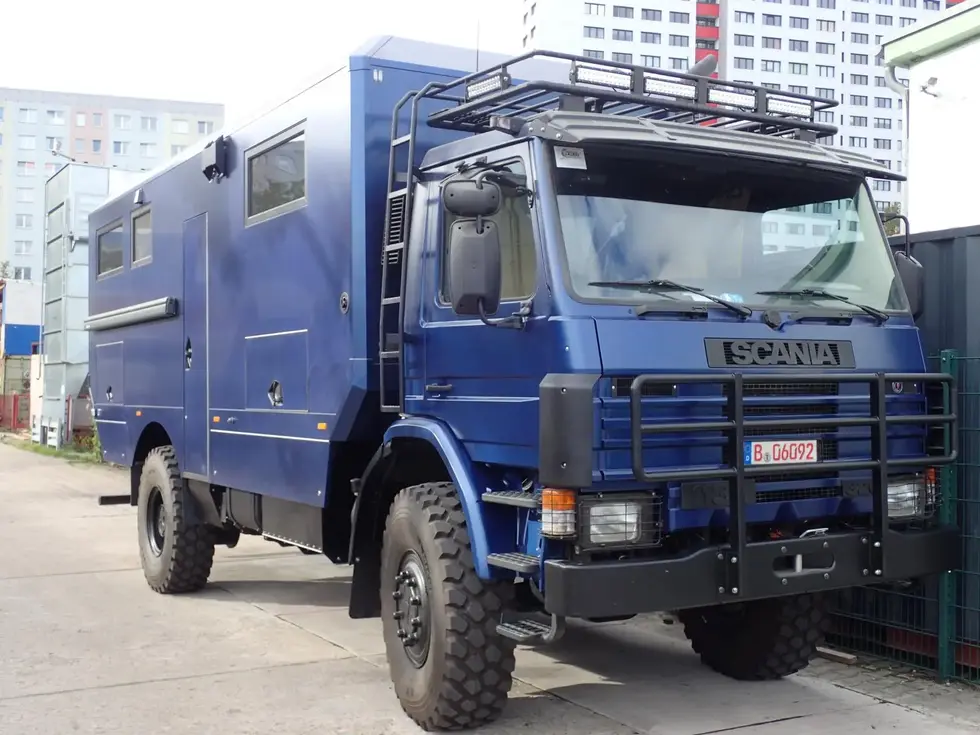 Scania P 113HK 4×4 Expeditionsfahrzeug.