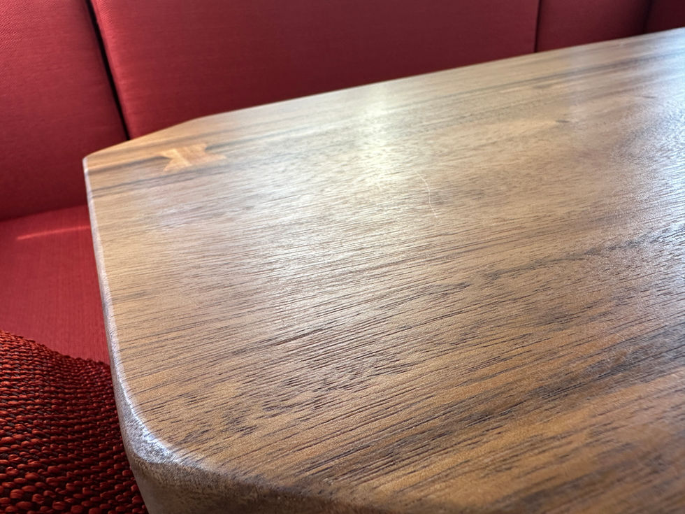 Glatte Holzoberfläche, roter Bezug im Hintergrund