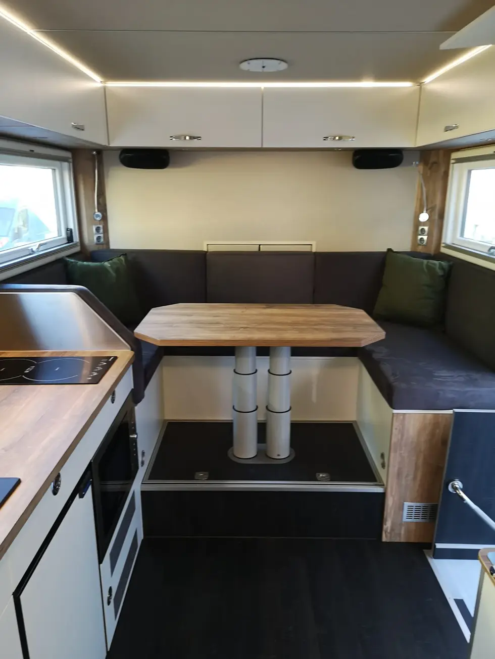 Scania 6x6. Weltreisemobil.
Sitzgruppe