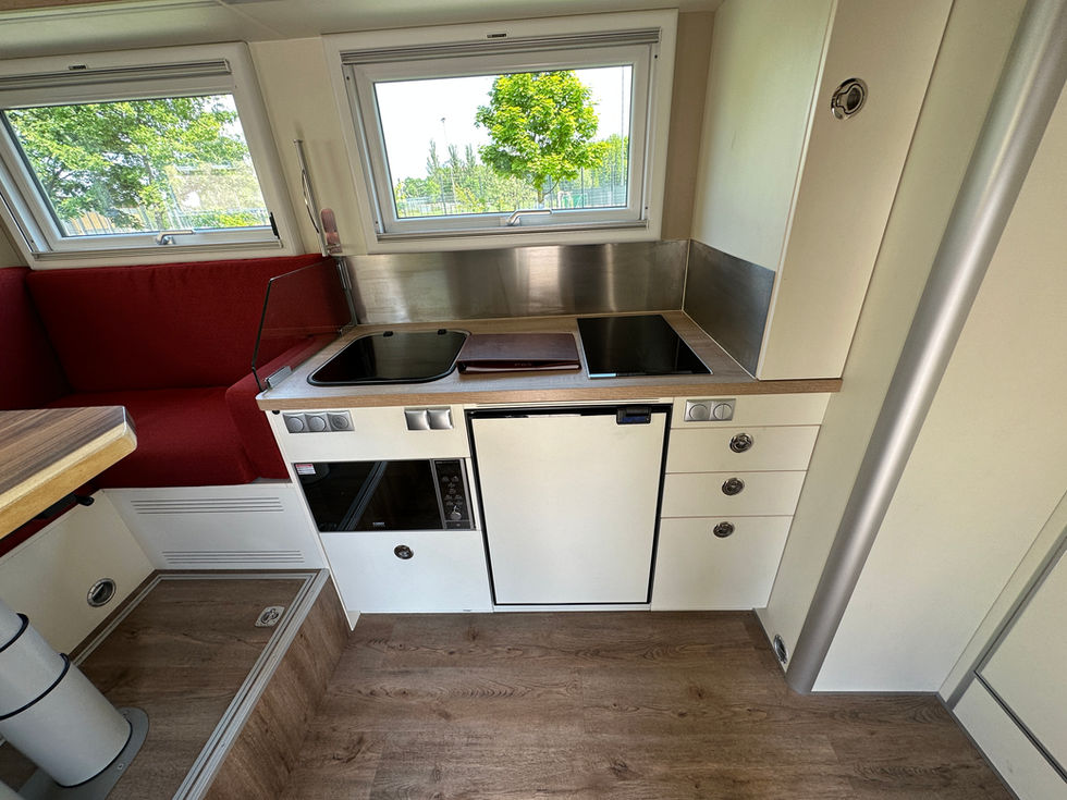 Küche mit Herd, Spüle, Kühlschrank im EWR Grand Tour Meridian