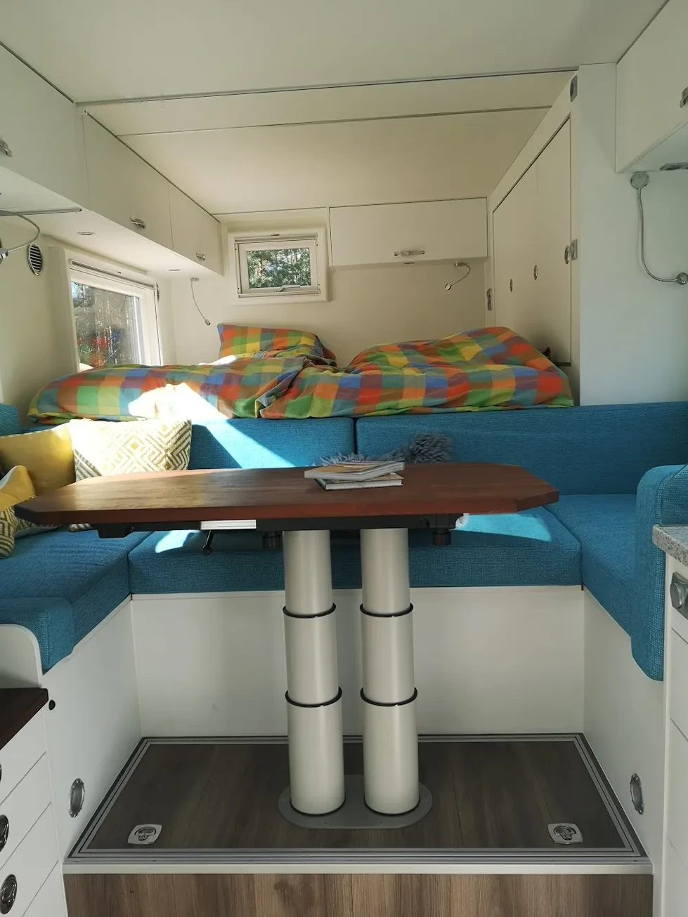 Mercedes Benz NG 6x6 Weltreisemobil. Absenkbarer Tisch