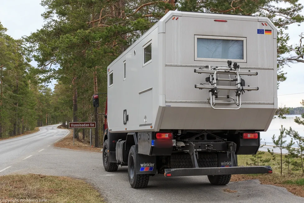 Mercedes Benz NG 80 4x4 Expeditionsfahrzeug. Auf Punkaharju im Saimaa-See