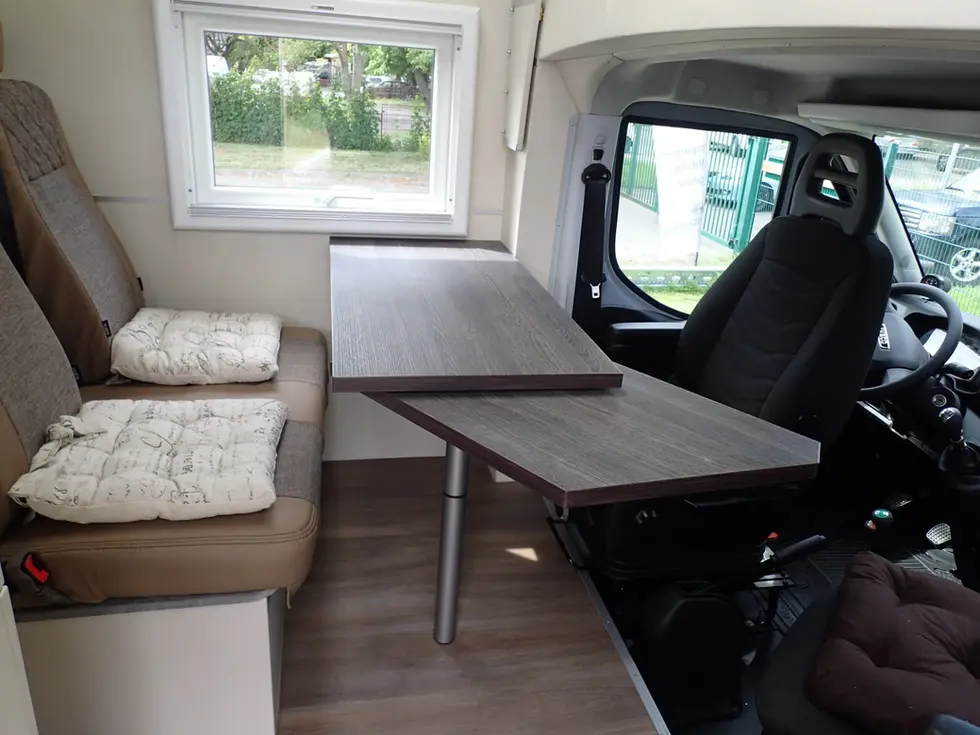 Iveco Daily 4x4 Expeditionsfahrzeug. Tisch