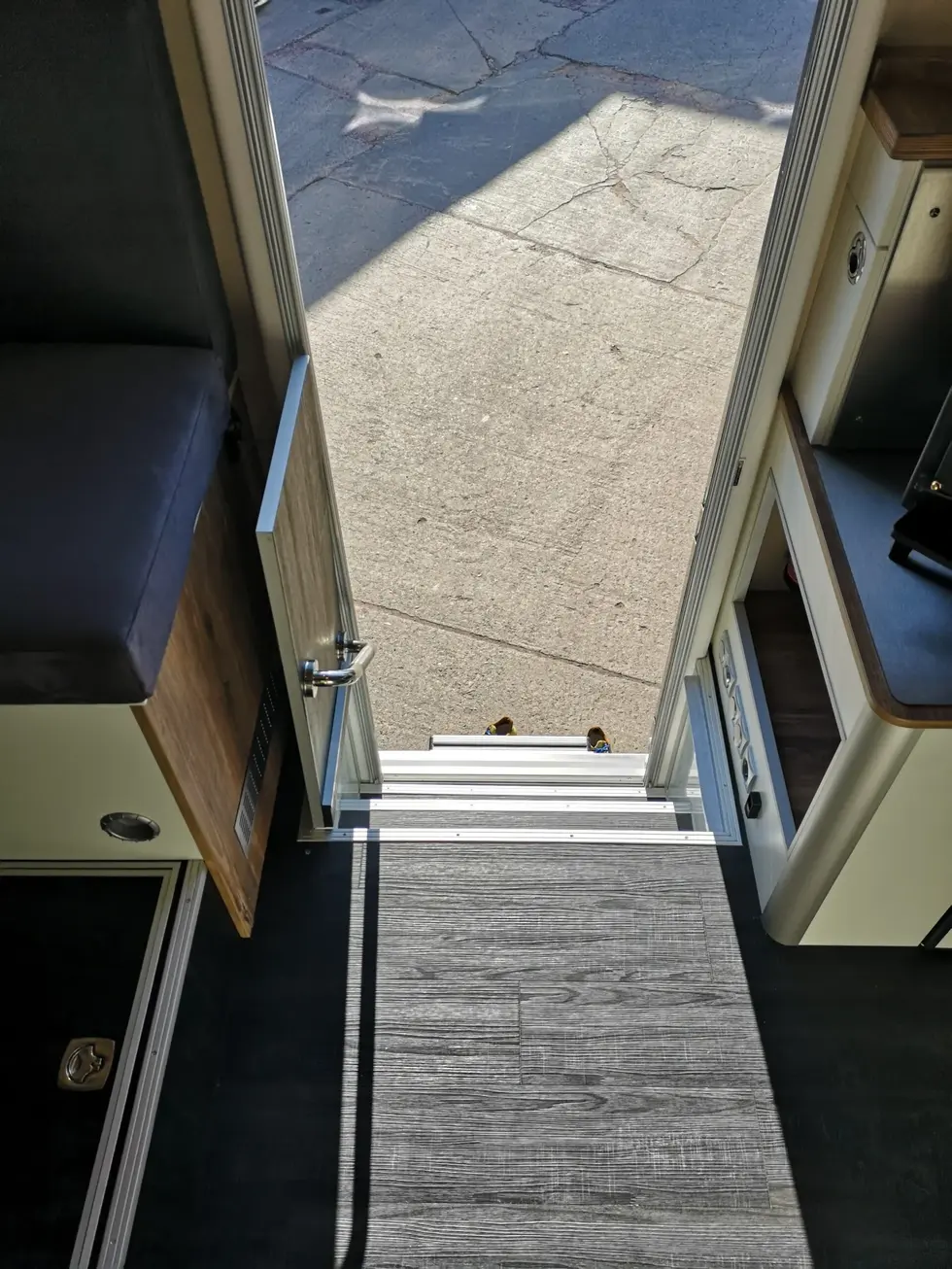Scania 6x6. Weltreisemobil.
Eingang, Treppe