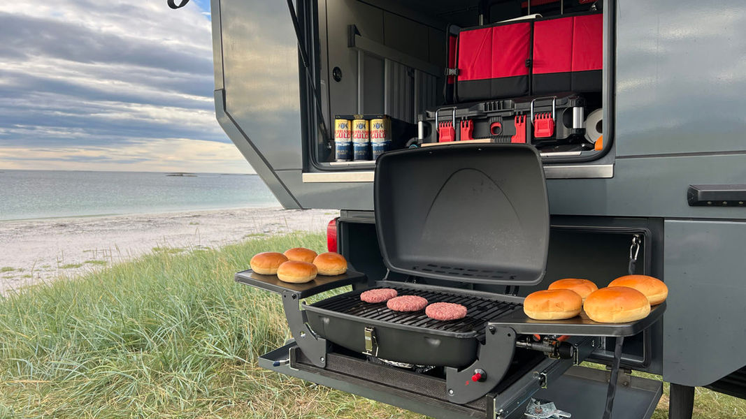 Grillen am Strand: Burger auf dem Reisemobil-Grill