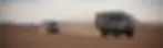 Zwei Geländewagen fahren durch die Wüste
