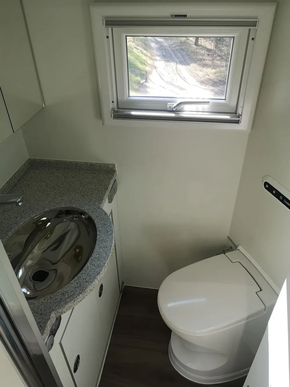 Mercedes Benz NG 6x6 Weltreisemobil. Toilette, Waschbecken