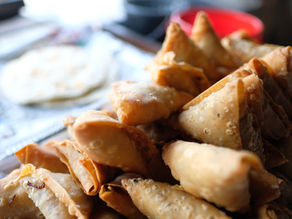 From the crisp pyaaz kachoris at Rawat to the creamy lassi from Lassiwala and the spicy samosas at Shankar, Jaipur’s streets are a feast for the senses.