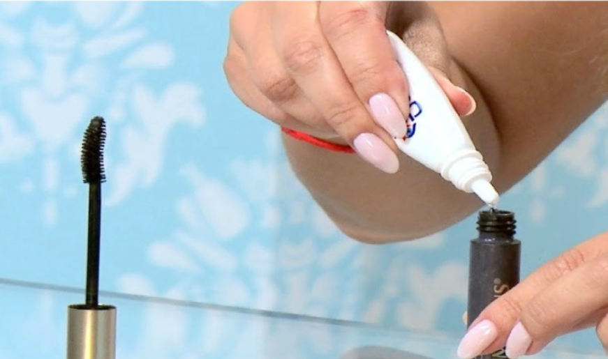 This image shows how to de-clump mascara with eye drops