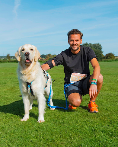 Jordan Mathieu éducateur canin en séance d’éducation positive avec un chien dans les Alpes