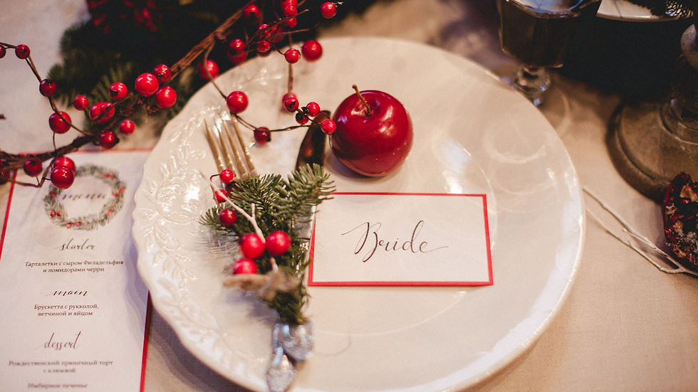 Mesa decorada com o nome dos noivos e detalhes personalizados, como flores e velas.
