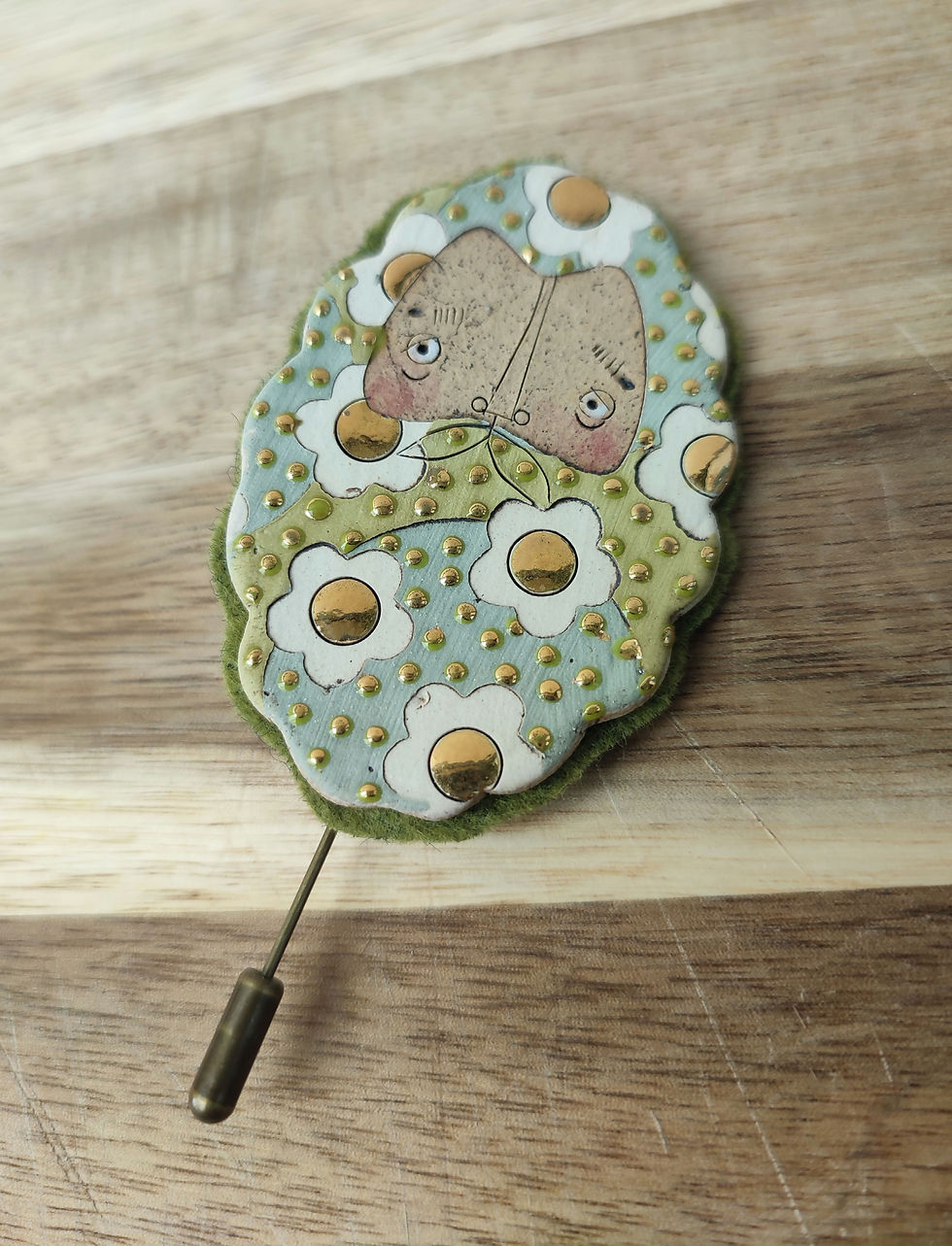 Green and white daisy beardy brooch with 24k gold