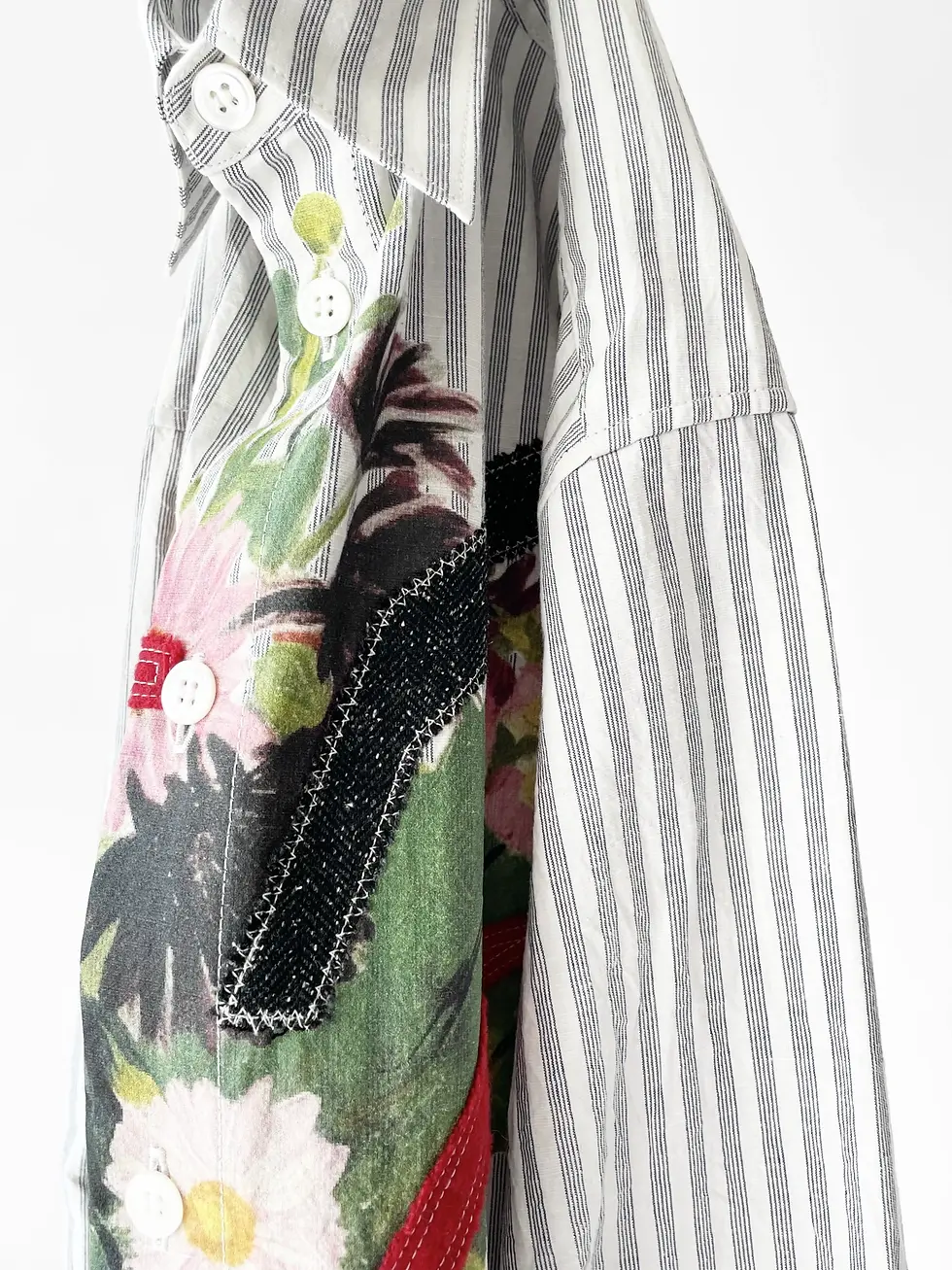 KHOKI 26fw collection 015 "Applique-detail shirt"