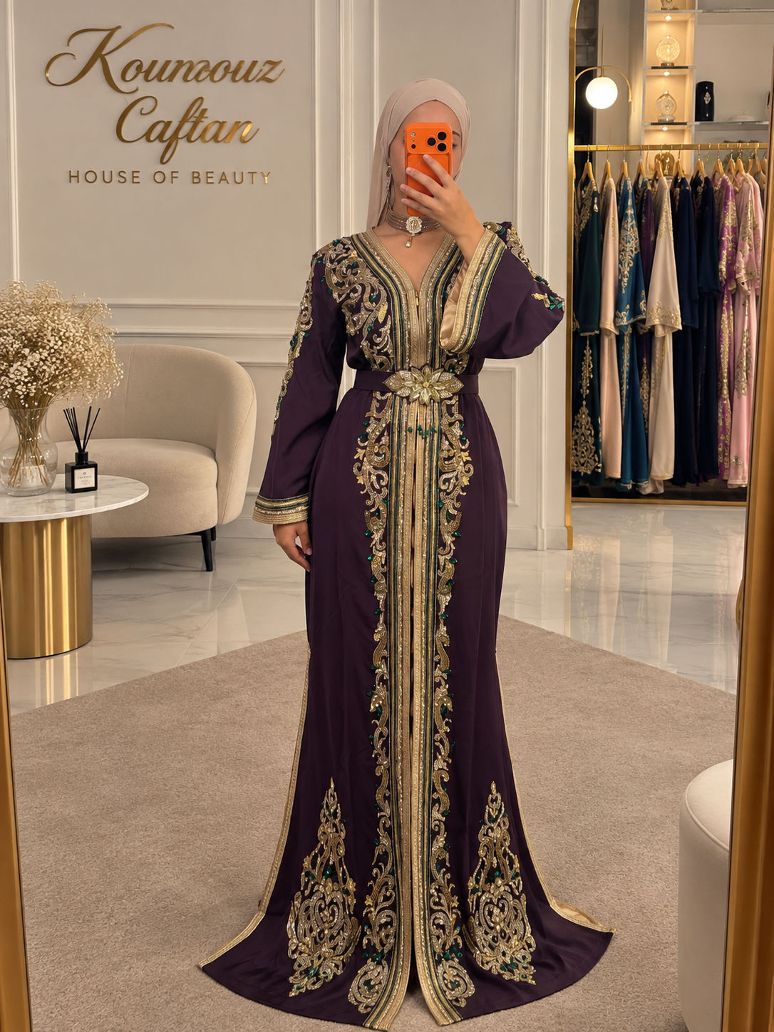 Caftan de luxe en crepe de soie premium orné de cristaux de luxe – vue 1, Kounouz Caftan à Talence, près de Bordeaux
