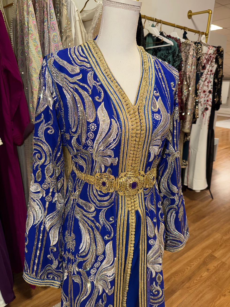 Caftan marocain Sari Luxe pour mariage, tenue traditionnelle chic et élégante – Kounouz Caftan Bordeaux