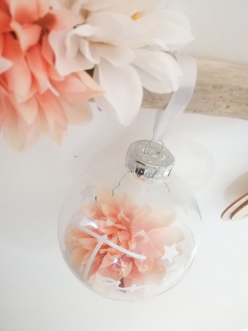 Miniature : Boule de Noël personnalisée neige et fleurs avec prénom