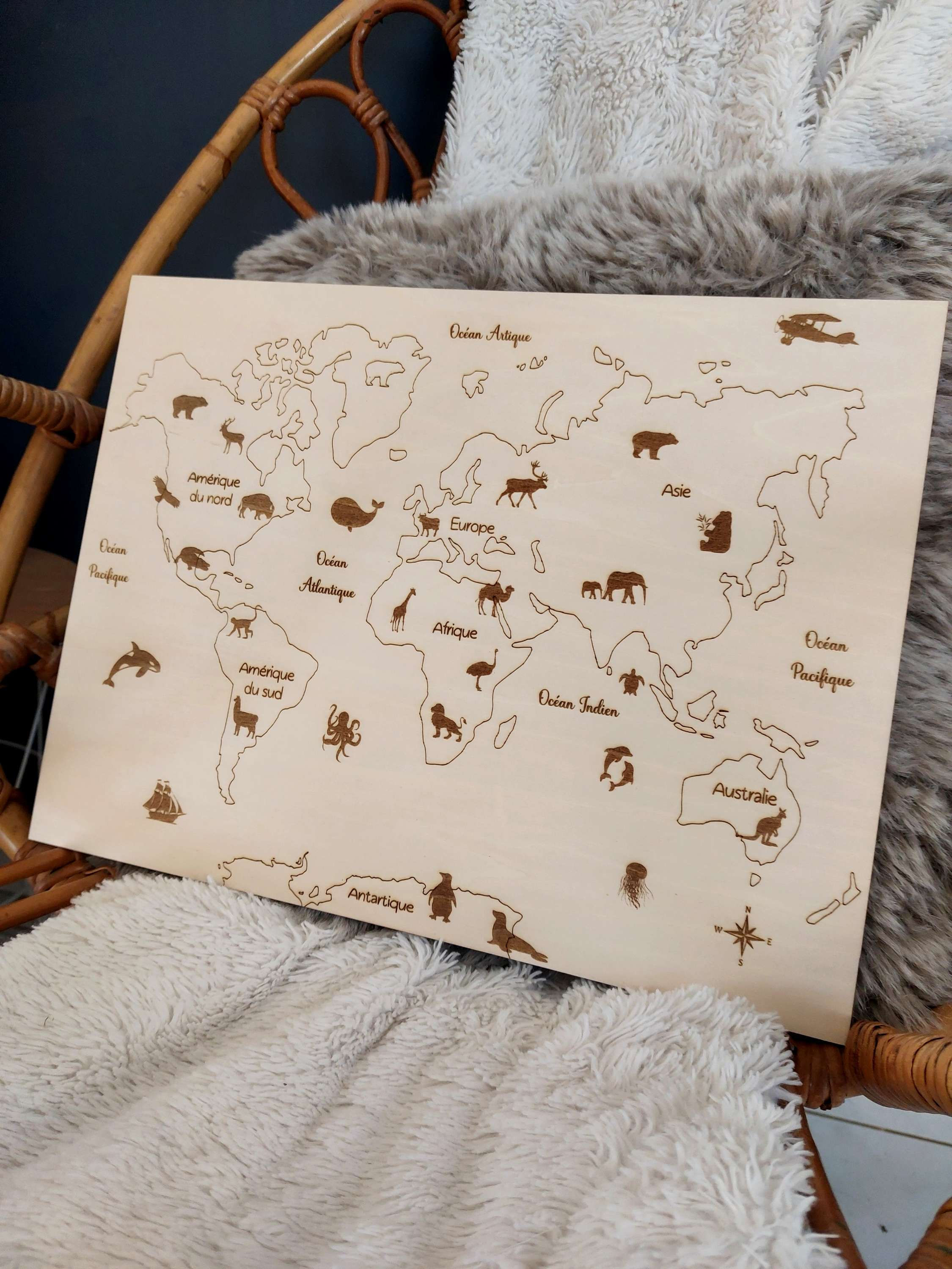Carte du monde en bois avec animaux