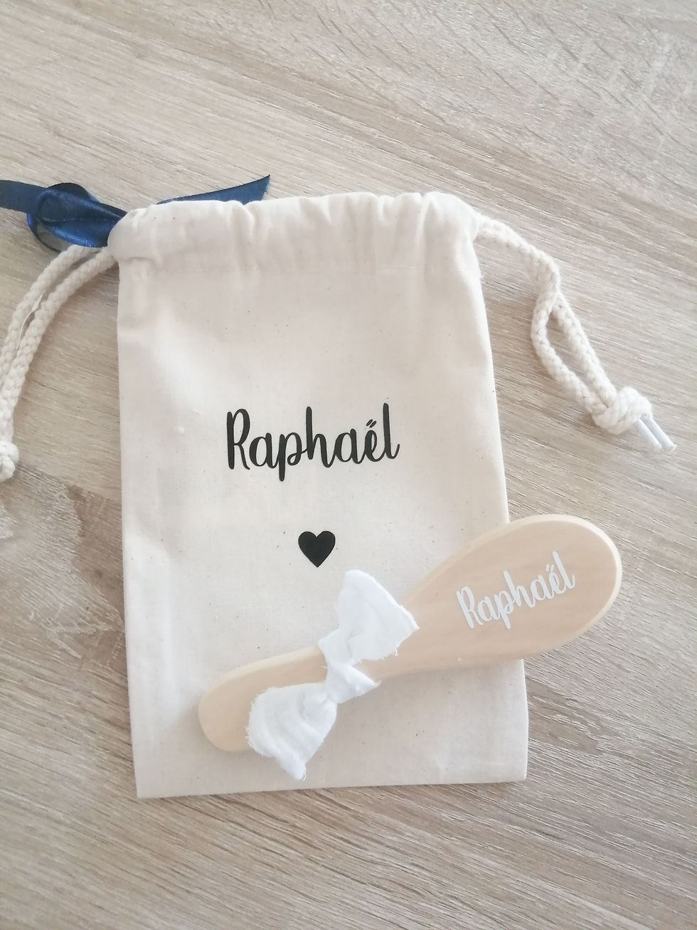 Miniature : Brosse en Bois bébé avec son petit pochon en tissu