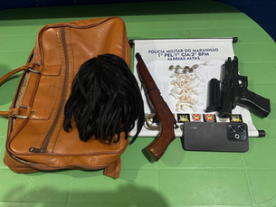 Armas de fogo e peruca estão entre materiais apreendidos pela PM