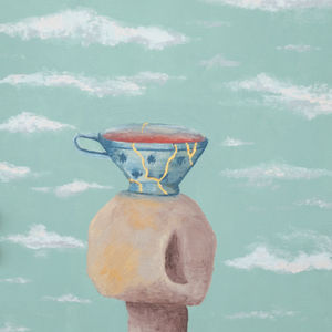 Taza en escultura, cielo turquesa